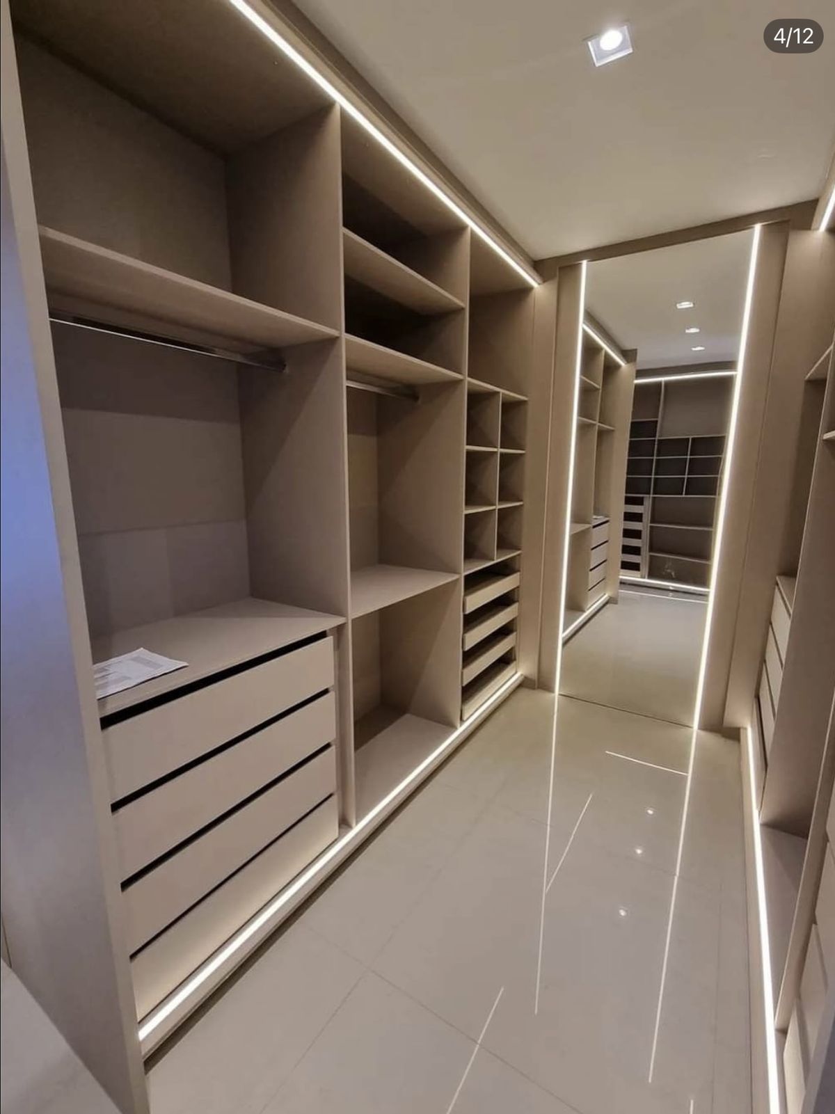 Vestidor a medida con módulos abiertos e iluminación